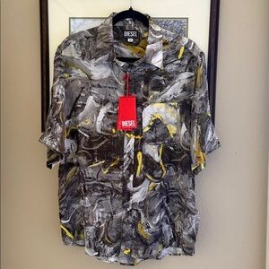 DIESEL MEN'S SHIRT SIZE 46 NWT. Short sleeve front pocket. Beautiful coloring.